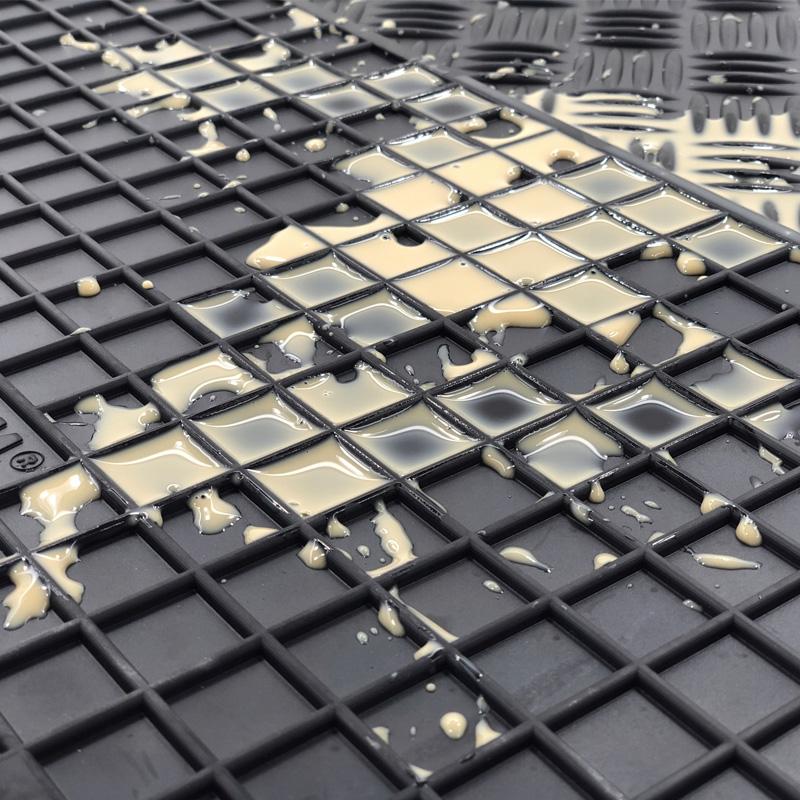 HOCHSCHUTZRAND VON CA. 1 CM